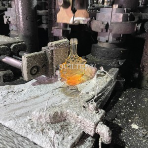 Bottom price Wine Clear Glass Liquor Bottle Stoppers – Maple leaves – QLT