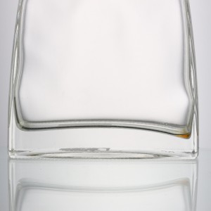 unique clear glass 700 ml flat shape liquor bottle