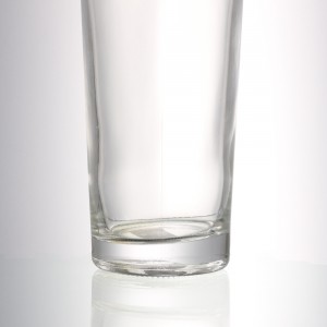 Pretty 700 ml liquor glass bottle with stopper