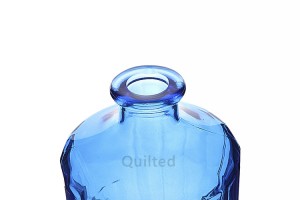 Design 500 ml liquor glass vodka bottle with cover