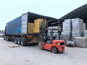 Custom round shape liquor glass vodka bottle with cork